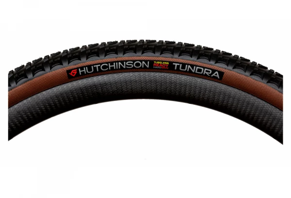 Pneu Gravel Hutchinson Tundra 700 Mm Tubeless Ready Souple Hardskin Bi-Compound Flancs Beiges Tan 6 Pneu Gravel Hutchinson Tundra 700 Mm Tubeless Ready Souple Hardskin Bi-Compound Flancs Beiges Tan – Image 4