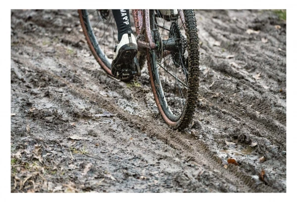 Pneu Gravel Hutchinson Tundra 700 Mm Tubeless Ready Souple Hardskin Bi-Compound Flancs Beiges Tan 11 Pneu Gravel Hutchinson Tundra 700 Mm Tubeless Ready Souple Hardskin Bi-Compound Flancs Beiges Tan – Image 9