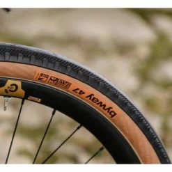 Pneu Gravel WTB ByWay 650b Tubeless UST Souple Road Plus TCS -Vélos de voyage, Cyclocross & Gravel Soldes unnamed file 1701